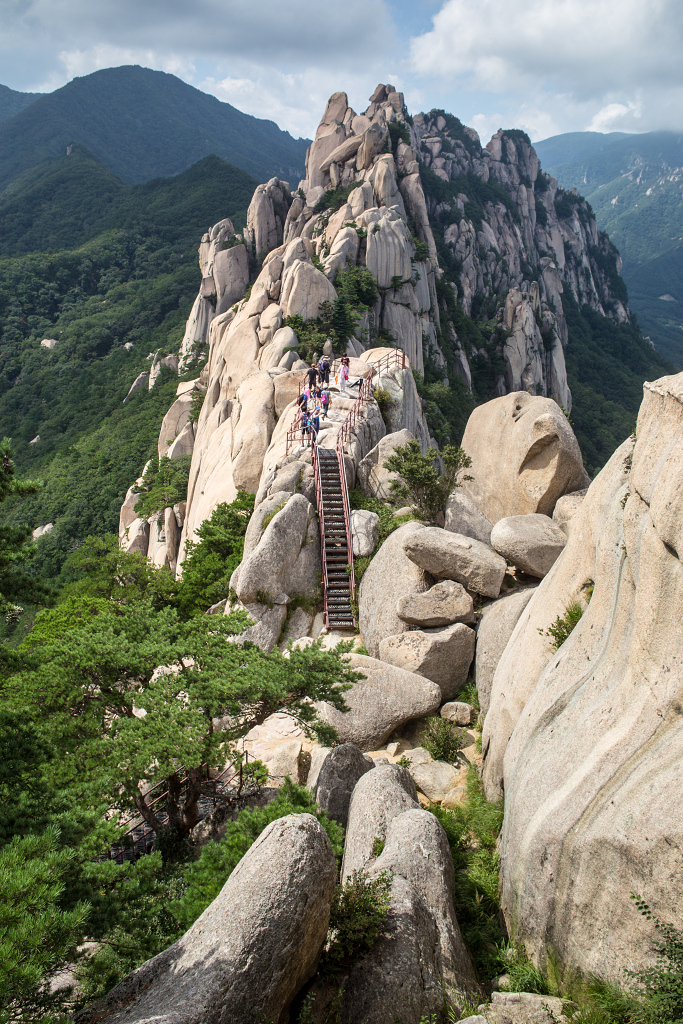 Exploring the 6 granite peaks of Seoraksan on the Ulsanbawi Trail