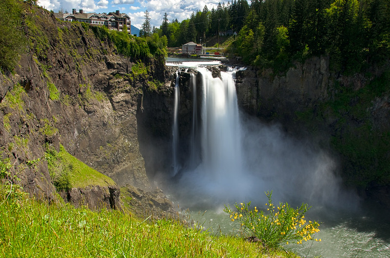 Snoqualmie Falls with Snoqualmie Lodge in the background